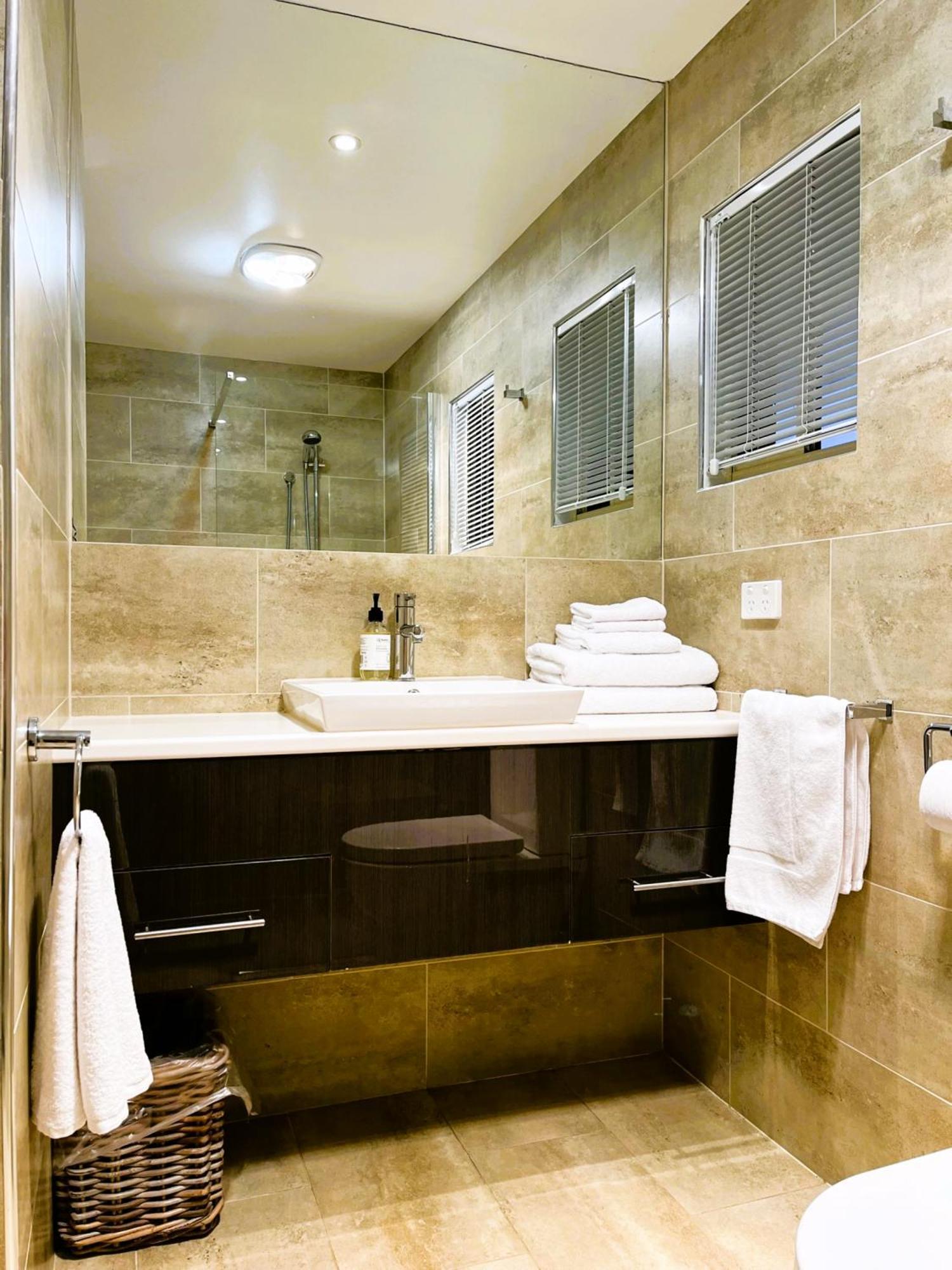 Pelican Point Sanctuary St Helens Room photo
