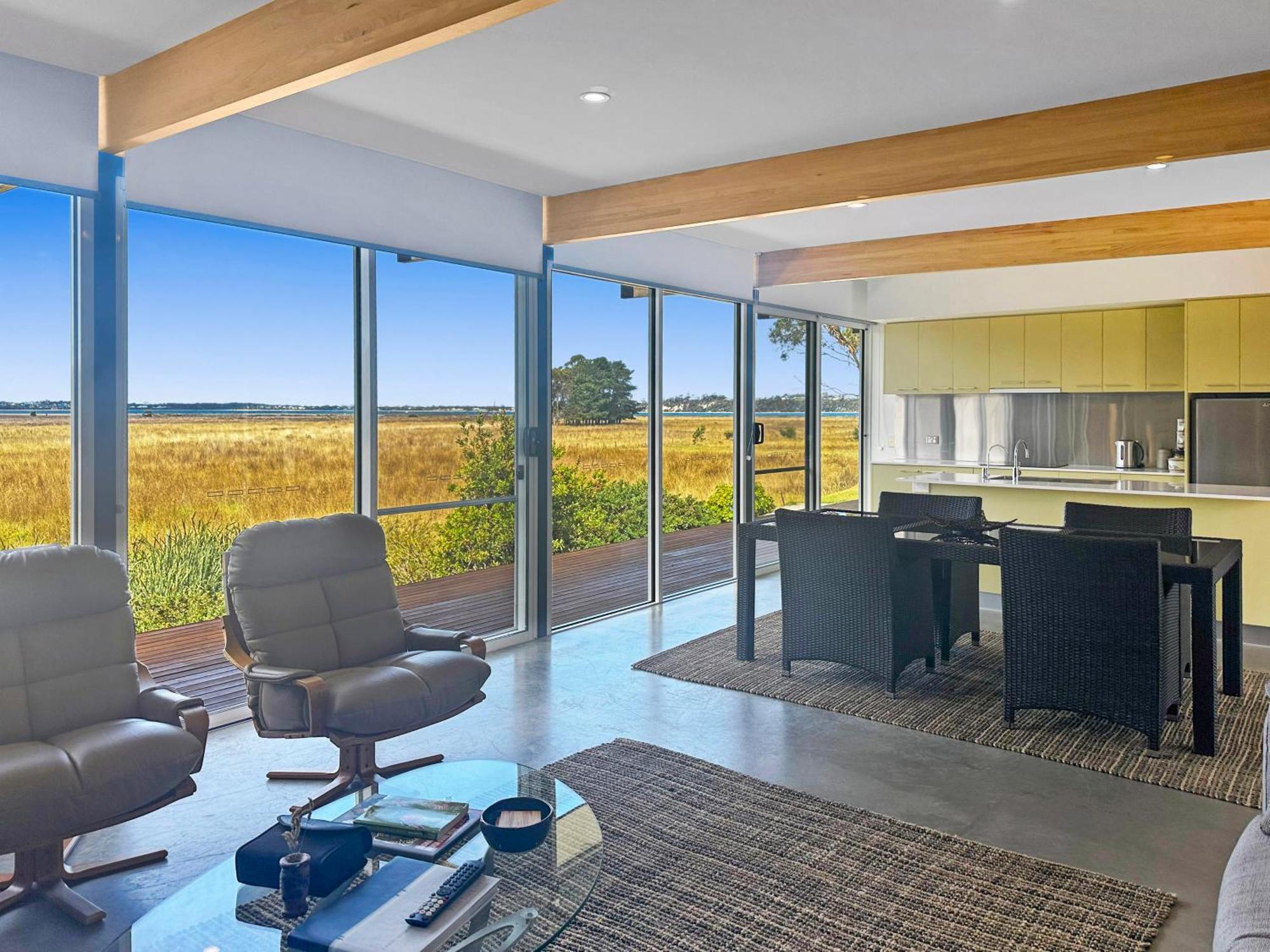 Pelican Point Sanctuary St Helens Room photo