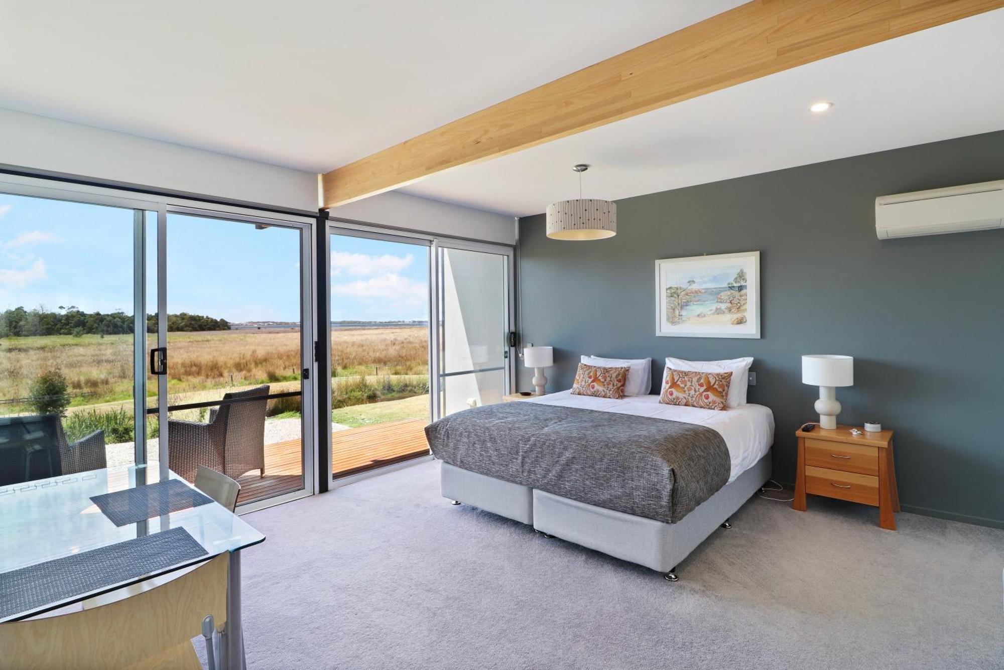 Pelican Point Sanctuary St Helens Room photo