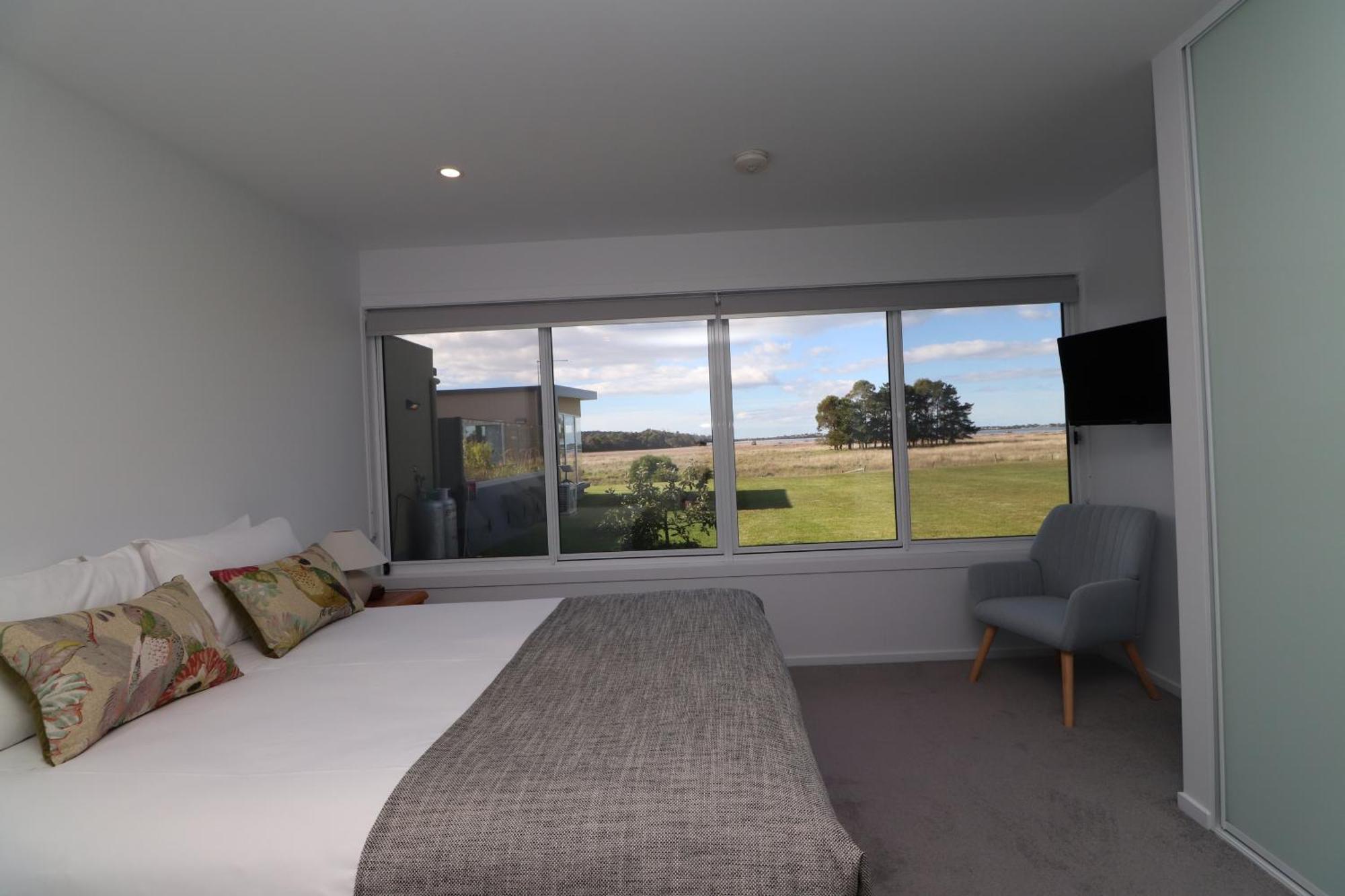 Pelican Point Sanctuary St Helens Room photo